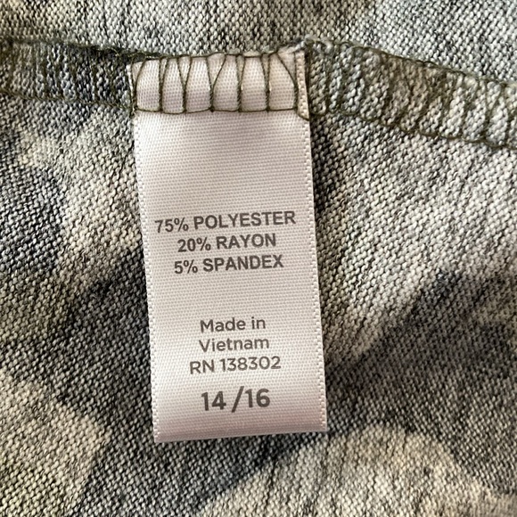 NY Collection, Woman Camo cowl Neck Knit Top. Size 14/16 - Picture 10 of 11